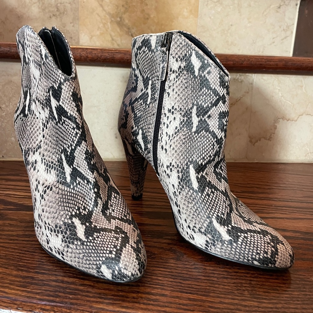 Halogen Snakeskin Print Ankle Boots with Side Zip - size 7